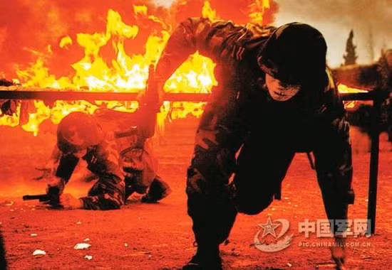 Quân đội Trung Quốc triển khai huấn luyện trong môi trường chiến tranh mô phỏng. Quân đội Trung Quốc triển khai huấn luyện trong môi trường chiến tranh mô phỏng.