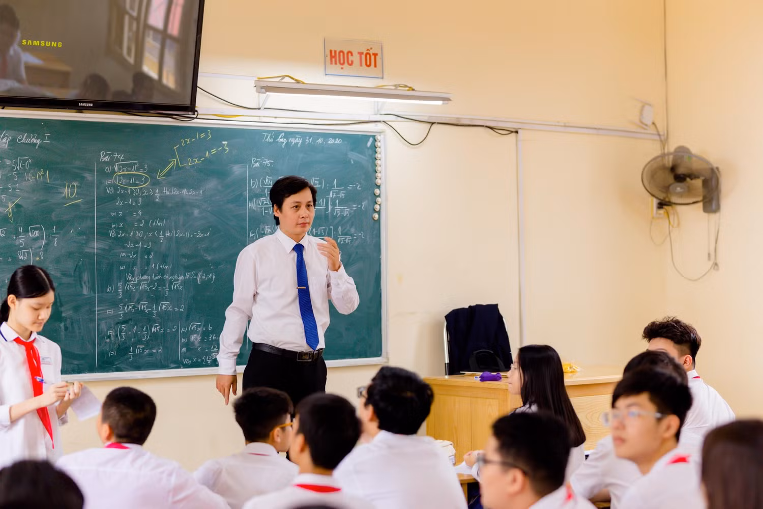 Thầy giáo Vũ Công Minh luôn tìm tòi, đổi mới phương pháp dạy học (Ảnh: Phương Linh) Thầy giáo Vũ Công Minh luôn tìm tòi, đổi mới phương pháp dạy học (Ảnh: Phương Linh)