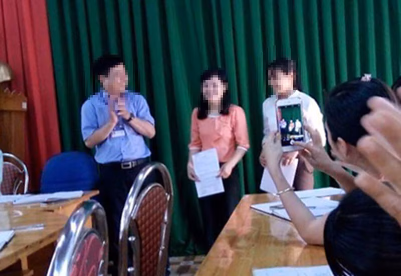 Cô Xoa (áo trắng) nhận quyết định bổ nhiệm thần tốc. (Ảnh: H.L) Cô Xoa (áo trắng) nhận quyết định bổ nhiệm thần tốc. (Ảnh: H.L)