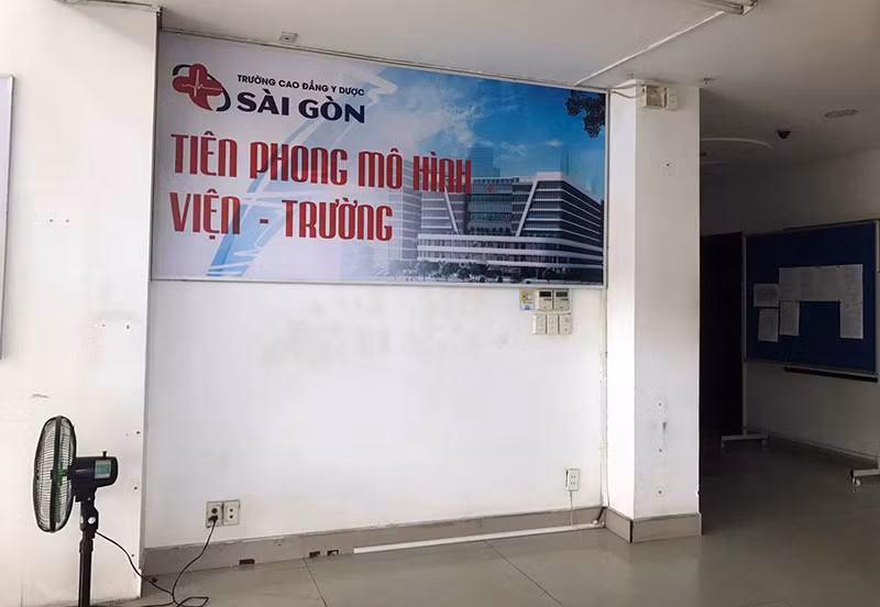 Bên trong địa điểm Trường Cao đẳng Y dược Sài Gòn thuê để đào tạo. Đây là tòa nhà thuộc lô số 7, theo quyết định của thành phố thì không phải nơi dành cho đào tạo. (Ảnh: H.L)