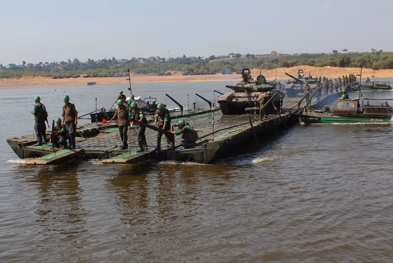 Cầu phao dã chiến bắc tới đâu xe tăng có thể di chuyển ngay tới đó Cầu phao dã chiến bắc tới đâu xe tăng có thể di chuyển ngay tới đó