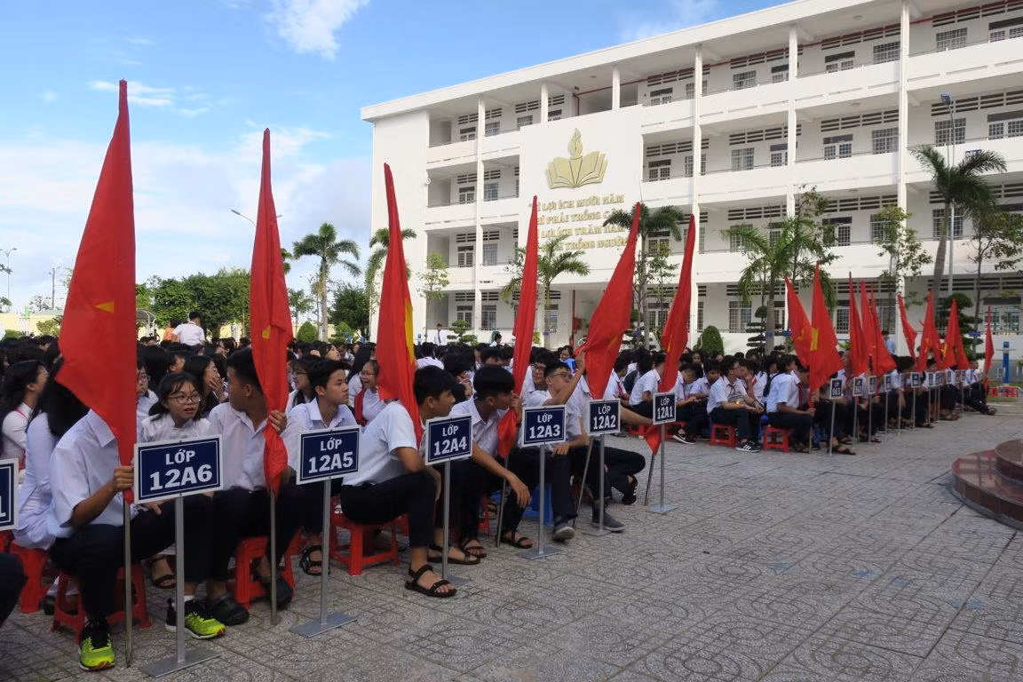 Học sinh Trường Trung học phổ thông Võ Văn Kiệt khai giảng năm học 2018 - 2019. (Ảnh: Cổng thông tin điện tử Sở Giáo dục và Đào tạo tỉnh Kiên Giang). Học sinh Trường Trung học phổ thông Võ Văn Kiệt khai giảng năm học 2018 - 2019. (Ảnh: Cổng thông tin điện tử Sở Giáo dục và Đào tạo tỉnh Kiên Giang).