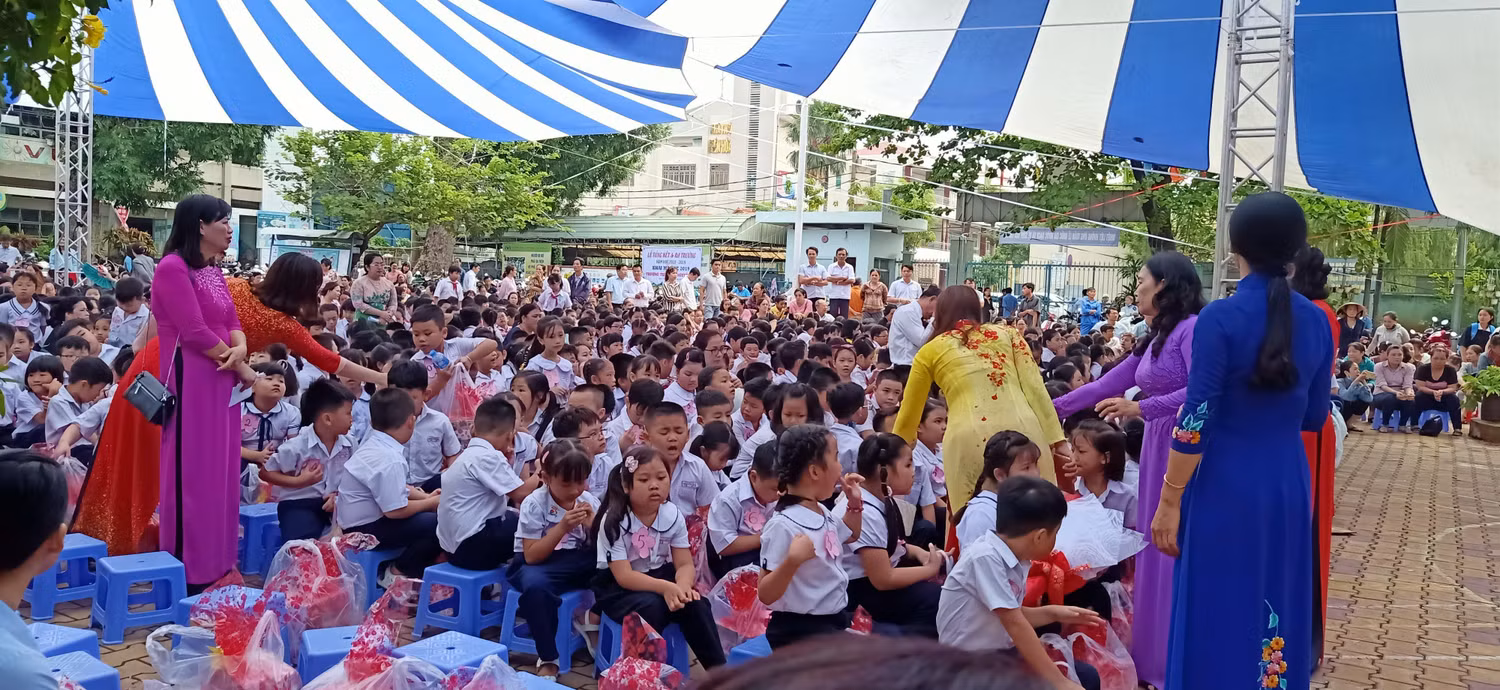 Trường Tiểu học Nguyễn Du (Thành phố Biên Hòa) tổ chức Tổng kết năm học 2018-2019 và Khai mạc Hè 2019. (Ảnh: Cổng thông tin điện tử Sở Giáo dục và Đào tạo Đồng Nai) Trường Tiểu học Nguyễn Du (Thành phố Biên Hòa) tổ chức Tổng kết năm học 2018-2019 và Khai mạc Hè 2019. (Ảnh: Cổng thông tin điện tử Sở Giáo dục và Đào tạo Đồng Nai)