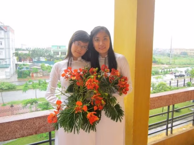 Vũ Thị Bích (phải) - 12 chuyên Sử, THPT Chuyên Nguyễn Trãi, Hải Dương là một trong 5 thủ khoa khối C của ĐH Luật Hà Nội.