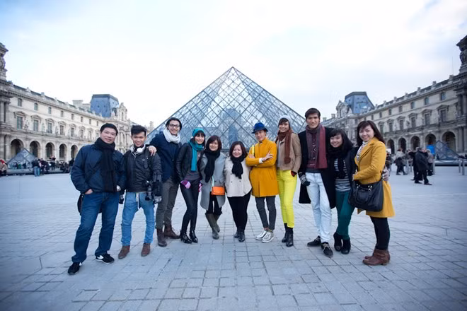 Top 4 cùng ê-kíp của Vietnam's Next Top Model tại Paris
