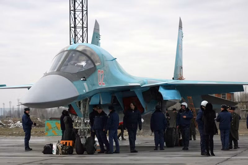Tiêm kích bom Su-34 mới nhất mang số hiệu 02 trong lễ đón nhận tại căn cứ không quân phía Tây