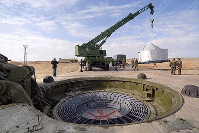 Chuẩn bị phóng tên lửa RS-18 tại Trung tâm Vũ trụ Baikonur Chuẩn bị phóng tên lửa RS-18 tại Trung tâm Vũ trụ Baikonur