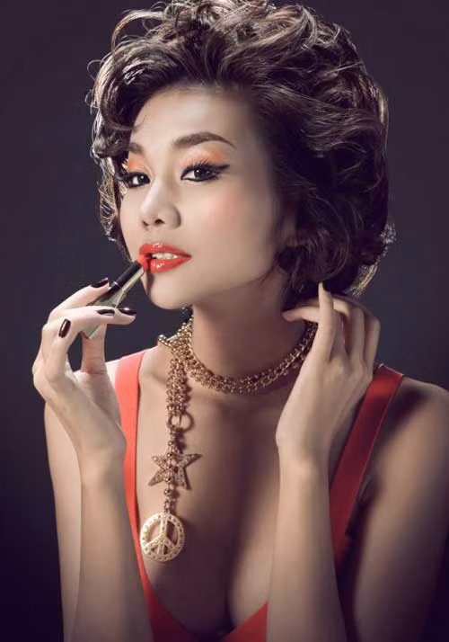 Khán giả kỳ vọng sự tỏa sáng của Thanh Hằng... (Ảnh:Zing) Xem thêm: Sao Việt và cuộc chạy đua "khoe" hàng hiệu nghìn đô Khán giả kỳ vọng sự tỏa sáng của Thanh Hằng... (Ảnh:Zing) Xem thêm: Sao Việt và cuộc chạy đua "khoe" hàng hiệu nghìn đô