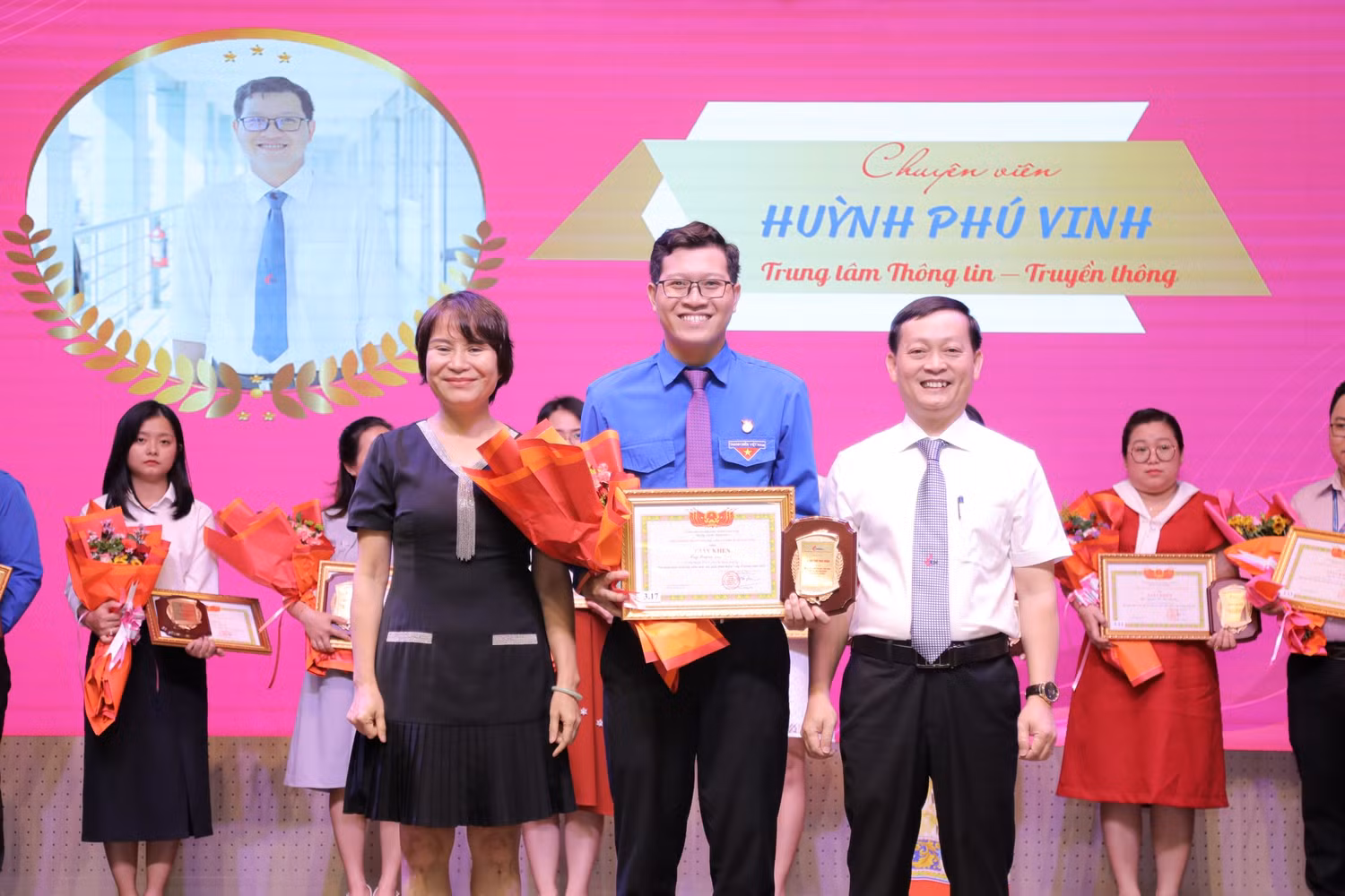 Đạt Giải thưởng Cán bộ - Viên chức trẻ - giỏi - thân thiện năm Vinh .jpg