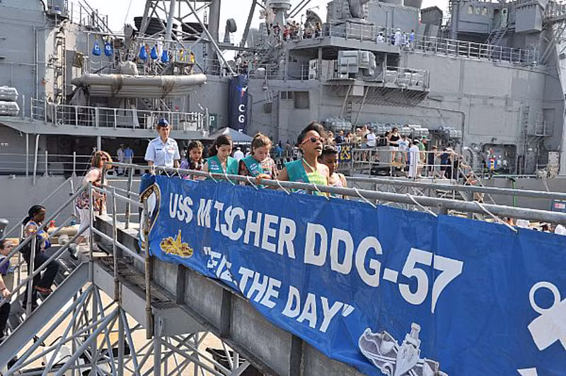 Đảo Staten, New York (26 tháng 5 năm 2012): Tàu khu trục tên lửa dẫn đường USS Mitscher (DDG 57) trong Tuần lễ Hạm đội New York 2012.