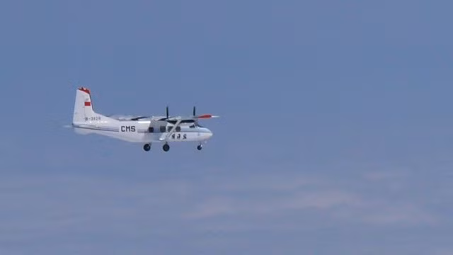 Máy bay Y-12 của Hải giám Trung Quốc (nay là Cảnh sát biển Trung Quốc) "tuần tra" khu vực Senkaku, hình ảnh được tờ Thời báo Hoàn Cầu minh họa một cách đầy ẩn ý cho bài phân tích của Vương Hải Vận.