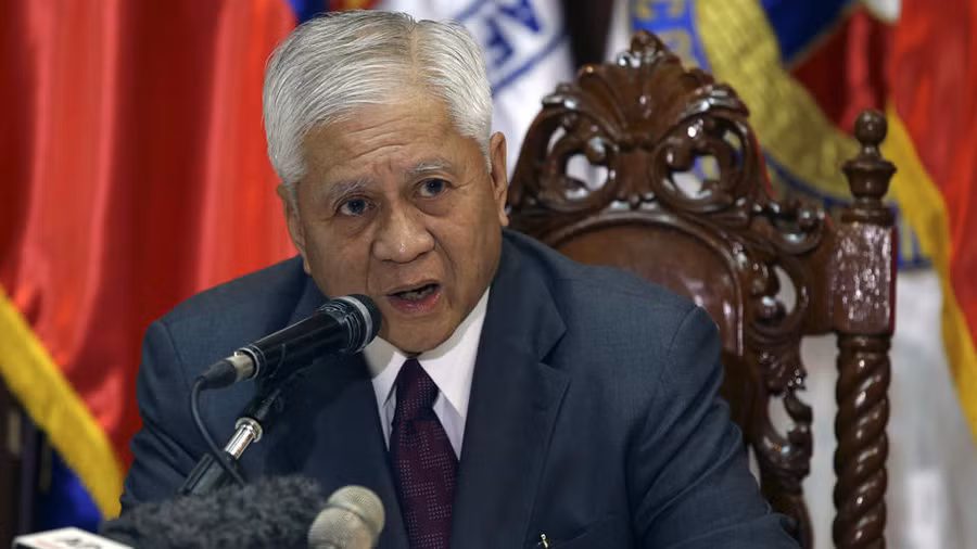 Ngoại trưởng Philippines Albert del Rosario.