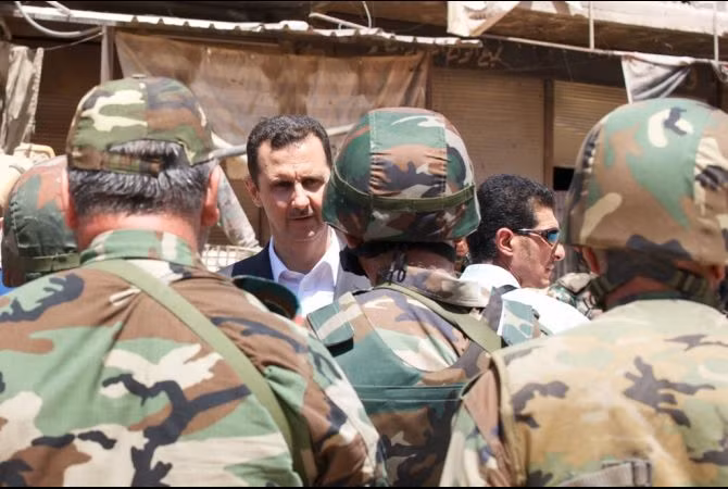 Tổng thống Syria Bashar al-Assad bất ngờ xuất hiện trên truyền hình khi đi thị sát Daraya. Tổng thống Syria Bashar al-Assad bất ngờ xuất hiện trên truyền hình khi đi thị sát Daraya.