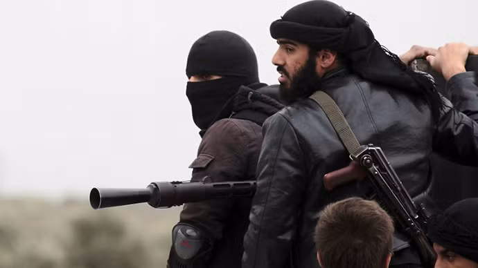 Các chiến binh Hồi giáo cực đoan có liên kết với al-Qaeda tại Syria tạo thành thế chân vạc, vừa chống lại Bashar al-Assad, vừa đối đầu với phe nổi dậy do Mỹ và phương Tây hậu thuẫn. Các chiến binh Hồi giáo cực đoan có liên kết với al-Qaeda tại Syria tạo thành thế chân vạc, vừa chống lại Bashar al-Assad, vừa đối đầu với phe nổi dậy do Mỹ và phương Tây hậu thuẫn.