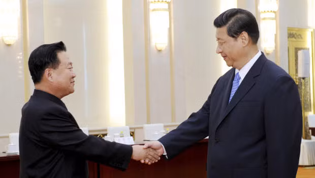 Phó nguyên soái Triều Tiên Choe Ryong-hae hội kiến với ông Tập Cận Bình, Chủ tịch nước Trung Quốc. Bắc Triều Tiên trong con mắt giới học giả quân sự và truyền thông Trung Quốc dường như đang đóng vai trò "vành đai hoãn xung chiến lược", hay còn gọi là bình phong, bia đỡ đạn cho Trung Quốc?