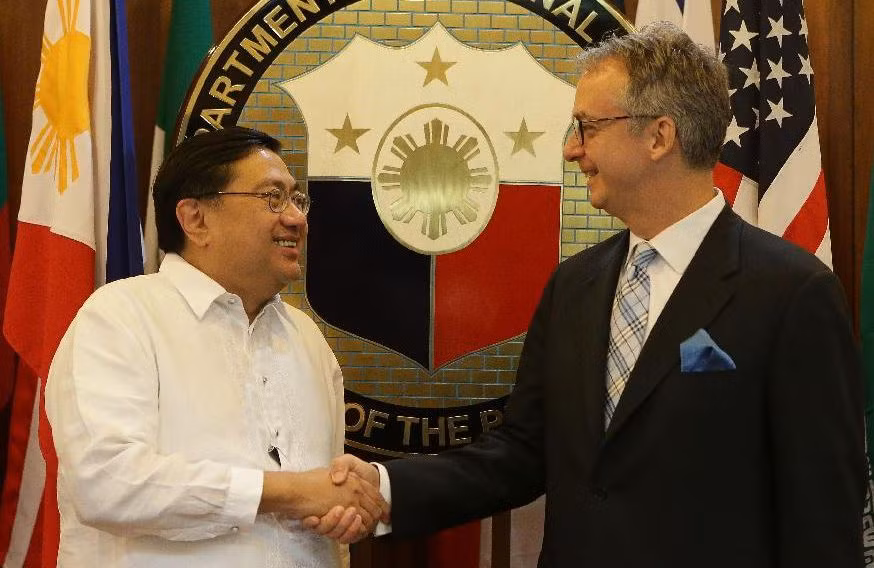 Ông Carlos Sorreta (trái) và Đại sứ Mỹ tại Philippines Eric John Ông Carlos Sorreta (trái) và Đại sứ Mỹ tại Philippines Eric John