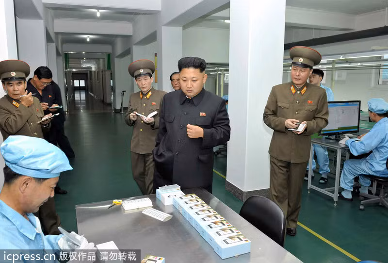 Nhà lãnh đạo Bắc Triều Tiên Kim Jong-un thị sát nhà máy sản xuất smartphone Arirang. Nhà lãnh đạo Bắc Triều Tiên Kim Jong-un thị sát nhà máy sản xuất smartphone Arirang.
