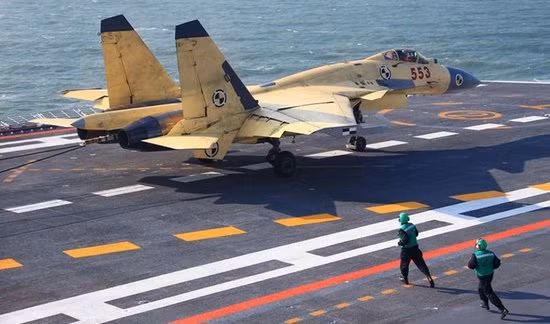 Tàu sân bay Liêu Ninh và chiến đấu cơ J-15 được điều động tham gia tập trận trên Biển Hoa Đông từ 15 - 18/8.