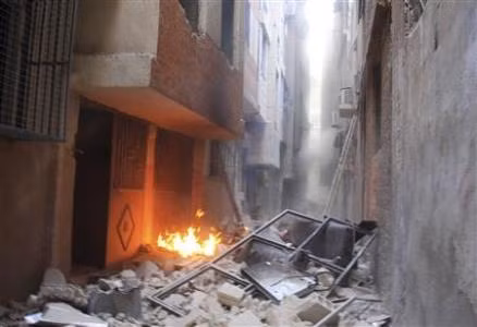 Hiện trường một vụ tấn công của phe Assad vào trại tị nạn Yarmouk, gần Damascus ngày 19/8. Hiện trường một vụ tấn công của phe Assad vào trại tị nạn Yarmouk, gần Damascus ngày 19/8.