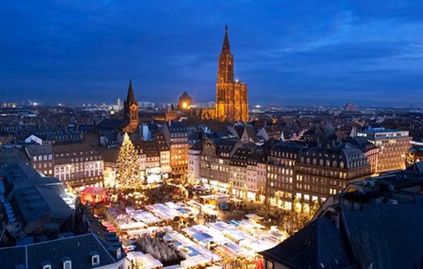 Toàn cảnh chợ Noel nhìn từ tháp nhà thờ Notre Dame (Ảnh: tác giả cung cấp).