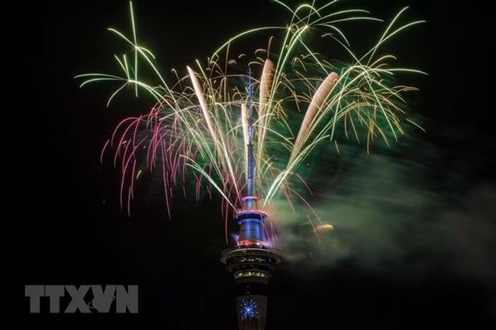 Màn pháo hoa rực rỡ sắc màu trên tòa Tháp Sky ở Auckland của New Zealand, một trong những quốc gia đón Năm mới 2019 sớm nhất. (Ảnh: Mirror/TTXVN)