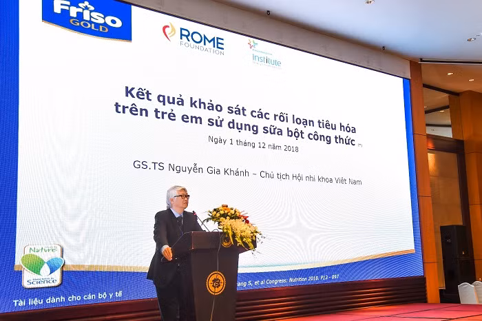 Giáo sư, Tiến sĩ Nguyễn Gia Khánh chia sẻ một kết quả khảo sát tại hội nghị.