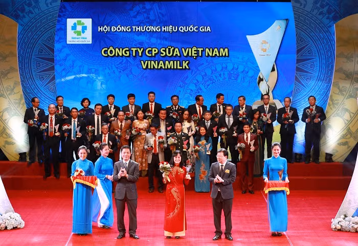 Bà Nguyễn Minh Tâm - Giám đốc Chi nhánh Vinamilk Hà Nội nhận hoa và biểu trưng Thương hiệu quốc gia từ Phó Thủ tướng Trịnh Đình Dũng và Bộ trưởng Bộ Công thương Trần Tuấn Anh. Bà Nguyễn Minh Tâm - Giám đốc Chi nhánh Vinamilk Hà Nội nhận hoa và biểu trưng Thương hiệu quốc gia từ Phó Thủ tướng Trịnh Đình Dũng và Bộ trưởng Bộ Công thương Trần Tuấn Anh.