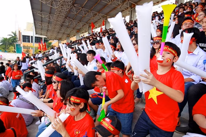 Cổ động viên có mặt rất đông trên khán đài để cổ vũ cho các cầu thủ.