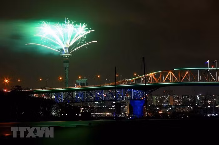 New Zealand là nước tiếp theo đón năm mới với màn pháo hoa rực rỡ trên tòa Sky Tower của thành phố Auckland vào 18 giờ. (Ảnh: Mirror/TTXVN)