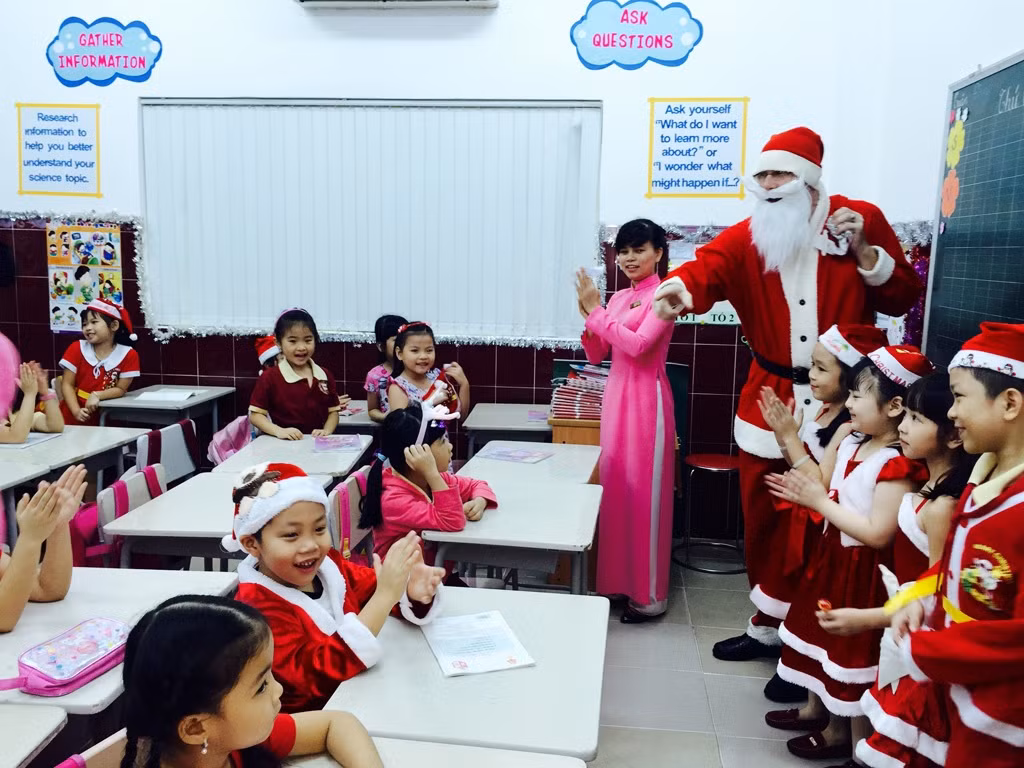 Ông già Noel tặng quà cho các em học sinh tại lớp học. (Ảnh minh hoạ: vietnammoi.vn).