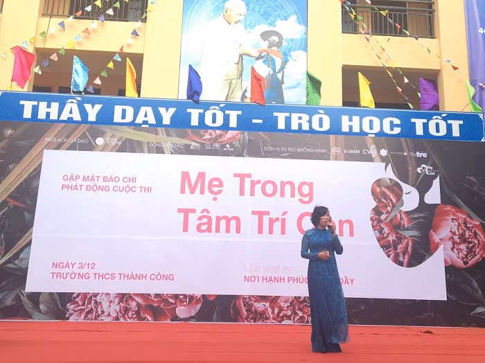Hiệu trưởng Trường trung học cơ sở Thành Công, Hà Nội phát biểu tại buổi lễ phát động cuộc thi "Mẹ trong tâm trí con" 2018 (Ảnh: A.N).