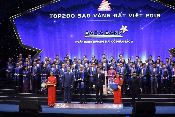 Ông Chu Nguyên Bình, Phó Tổng Giám đốc, đại diện cho BAC A BANK lên nhận Giải thưởng Sao Vàng đất Việt 2018.