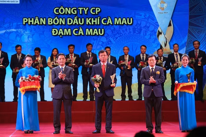 Đại diện PVCFC nhận biểu trưng Thương hiệu Quốc gia năm 2018. Đại diện PVCFC nhận biểu trưng Thương hiệu Quốc gia năm 2018.