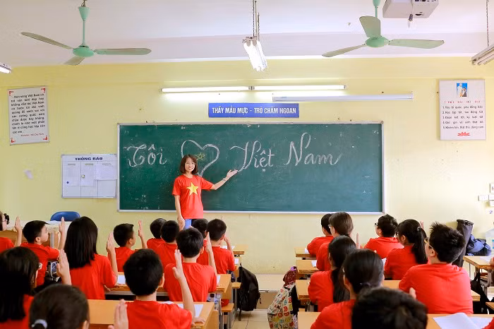 Trong lớp học, dòng chữ "Tôi yêu Việt Nam" được viết ngay trên bảng lớn như một lần nữa thể hiện tình yêu với Tổ quốc, với đất nước của cô và trò Trường trung học cơ sở Thành Công.