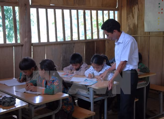 Thầy giáo vùng cao tận tình dạy chữ cho các em học sinh (Ảnh minh họa: TTXVN). Thầy giáo vùng cao tận tình dạy chữ cho các em học sinh (Ảnh minh họa: TTXVN).