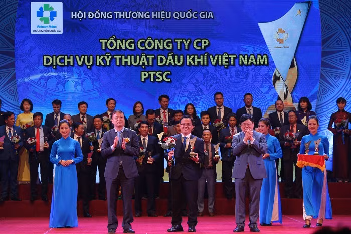 Đại diện PTSC nhận biểu trưng Thương hiệu Quốc gia năm 2018. Đại diện PTSC nhận biểu trưng Thương hiệu Quốc gia năm 2018.