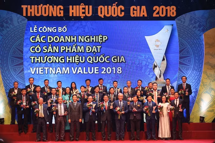 Phó Thủ tướng Trịnh Đình Dũng và Bộ trưởng Bộ Công Thương Trần Tuấn Anh chụp ảnh lưu niệm cùng đại diện các doanh nghiệp có sản phẩm được công nhận Thương hiệu Quốc gia năm 2018. Phó Thủ tướng Trịnh Đình Dũng và Bộ trưởng Bộ Công Thương Trần Tuấn Anh chụp ảnh lưu niệm cùng đại diện các doanh nghiệp có sản phẩm được công nhận Thương hiệu Quốc gia năm 2018.