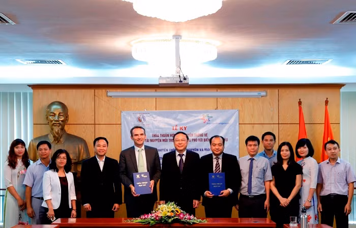 Sữa Cô Gái Hà Lan và Bộ Tài nguyên Môi trường ký kết Thỏa thuận hợp tác trong giai đoạn 2018 – 2021. Sữa Cô Gái Hà Lan và Bộ Tài nguyên Môi trường ký kết Thỏa thuận hợp tác trong giai đoạn 2018 – 2021.