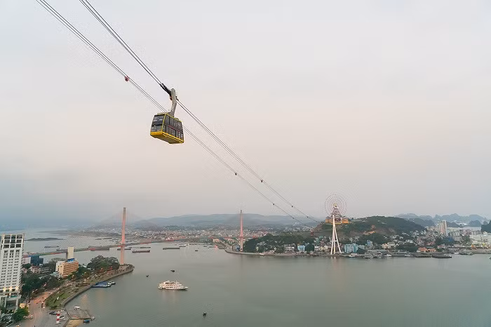Về Hạ Long lướt cáp treo, chơi công viên chỉ với 200.000 đồng.