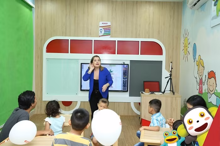 Đội ngũ 100% giáo viên bản ngữ cùng môi trường Anh ngữ hiện đại, ứng dụng công nghệ tối ưu. Đội ngũ 100% giáo viên bản ngữ cùng môi trường Anh ngữ hiện đại, ứng dụng công nghệ tối ưu.