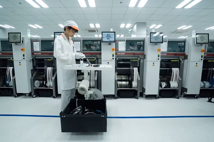 Dây truyền gắn linh kiện điện tự động tại nhà máy Vsmart.
