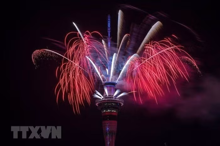 Màn pháo hoa rực rỡ sắc màu trên tòa Tháp Sky ở Auckland của New Zealand, một trong những quốc gia đón Năm mới 2019 sớm nhất. (Ảnh: Mirror/TTXVN)