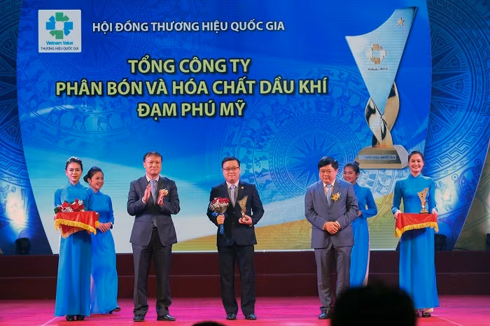 Đại diện PVFCCo nhận biểu trưng Thương hiệu Quốc gia năm 2018. Đại diện PVFCCo nhận biểu trưng Thương hiệu Quốc gia năm 2018.