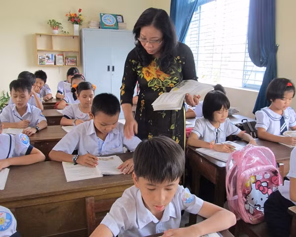 Giáo viên vẫn phải chịu nhiều áp lực từ những quy định của ngành giáo dục (Ảnh minh họa: vov.vn).
