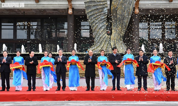 Thủ tướng cắt băng khánh thành và thăm cầu cảng Hạ Long. Ảnh: VGP