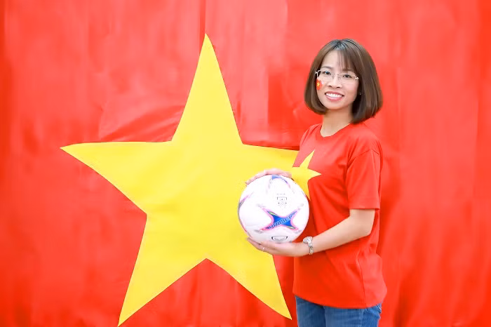 Cô giáo chủ nhiệm lớp 6A9 Trường trung học cơ sở Thành Công cùng trái bóng tròn trên tay.