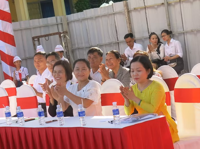 Đại diện nhà tài trợ NutiFood và Ủy ban nhân dân thành phố Thủ Dầu Một trong lễ khởi công trường tiểu học Lê Thị Hồng Gấm. Đại diện nhà tài trợ NutiFood và Ủy ban nhân dân thành phố Thủ Dầu Một trong lễ khởi công trường tiểu học Lê Thị Hồng Gấm.