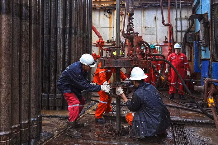 Người lao động Vietsovpetro tháo cần khoan. Người lao động Vietsovpetro tháo cần khoan.