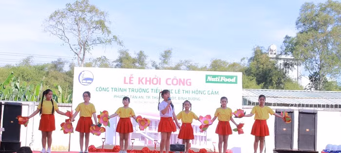 Các em nhỏ biểu diễn văn nghệ mừng ngôi trường mới được khởi công. Các em nhỏ biểu diễn văn nghệ mừng ngôi trường mới được khởi công.