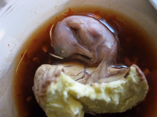 Tuy nhiên, trứng vịt lộn từng được có tên trong... 10 món ăn kinh dị nhất hành tinh vì thế khỏi cần nói lý do chúng ta hiểu được nhiều người nước ngoài sẽ không dám ăn món ăn thú vị này.